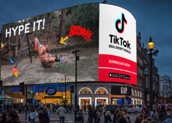 Tik Tok lanza “Out of phone”, y extiende su publicidad del smartphone a la pantalla en vía pública
