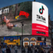 Tik Tok lanza “Out of phone”, y extiende su publicidad del smartphone a la pantalla en vía pública