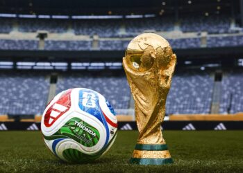 La pelota y la mascota: la industria multimillonaria del Mundial