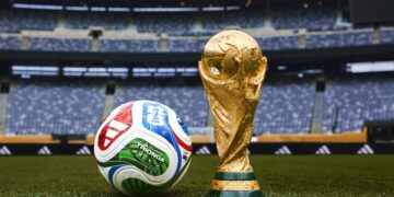 La pelota y la mascota: la industria multimillonaria del Mundial