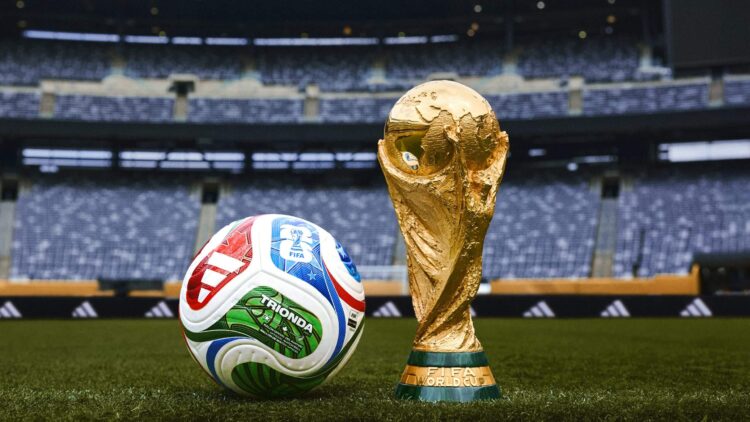 La pelota y la mascota: la industria multimillonaria del Mundial