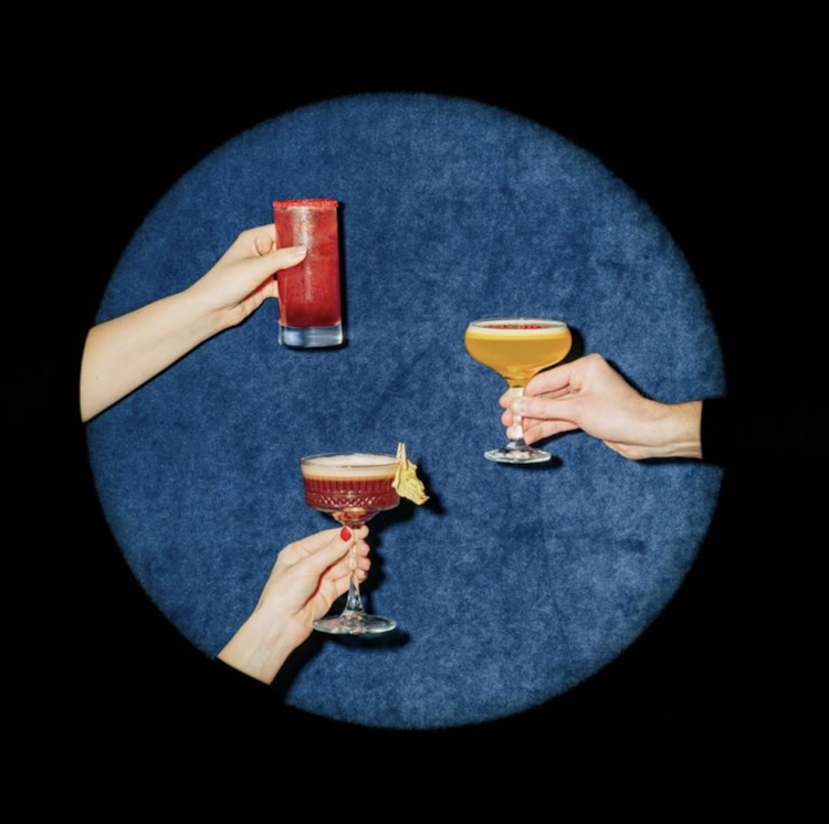 La fiesta ya no necesita alcohol, pero tiene que continuar
